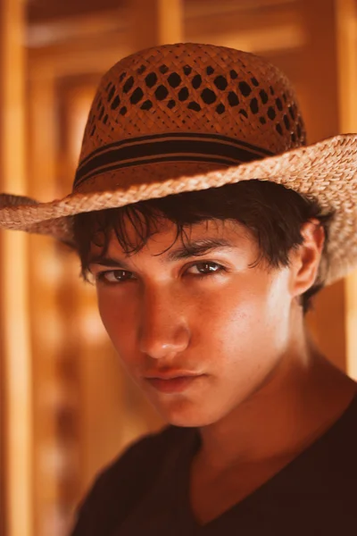 Tiro na cabeça de um cowboy lá fora no campo — Fotografia de Stock