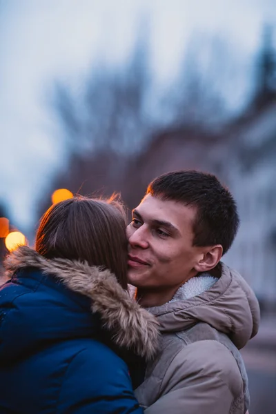 Milovníci sněhu kiss město — Stock fotografie