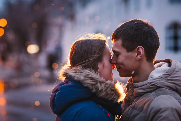 Retrato de jovem casal bonito beijando em um dia chuvoso de outono . — Fotografia de Stock