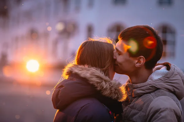 Retrato de jovem casal bonito beijando em um dia chuvoso de outono . — Fotografia de Stock