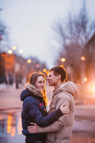 Retrato de joven hermosa pareja besándose en un día lluvioso de otoño . —  Fotos de Stock