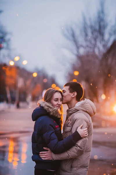Porträt eines jungen schönen Paares, das sich an einem regnerischen Herbsttag küsst. — Stockfoto