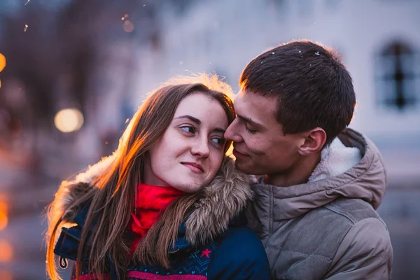 Portré, fiatal, szép pár csók egy őszi esős napon. — Stock Fotó