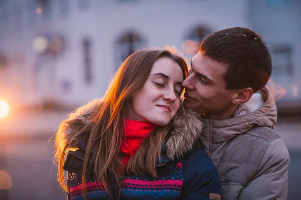 Portré, fiatal, szép pár csók egy őszi esős napon. — Stock Fotó