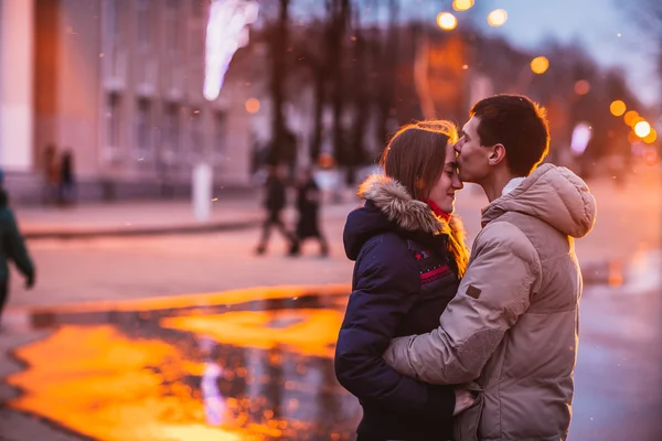 Sonbahar yağmurlu bir gün içinde öpüşme genç güzel çift portresi. — Stok fotoğraf