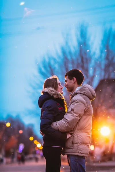 Gli amanti della neve bacio città — Foto Stock