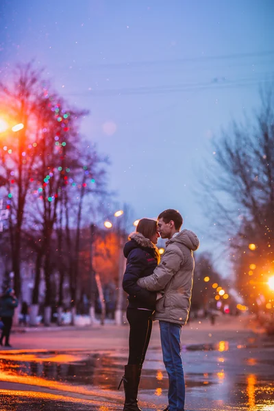 Sneeuw liefhebbers kus stad — Stockfoto