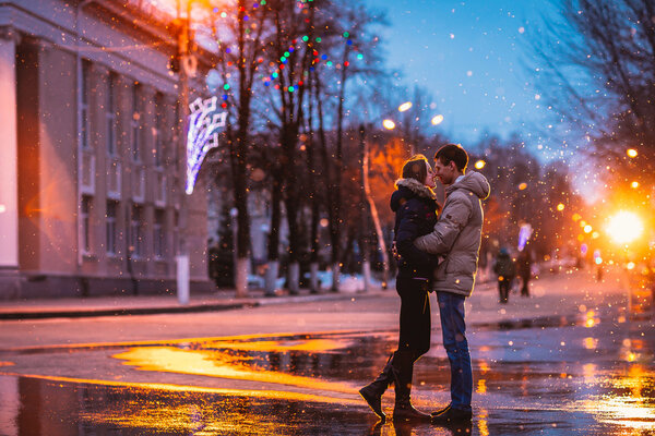 Снежные любовники целуют город
