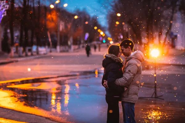Любителі снігу цілують місто — стокове фото