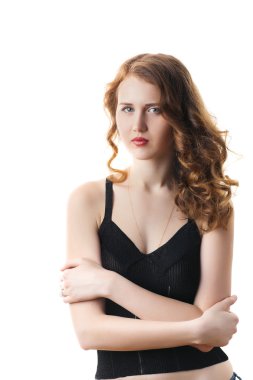 Moda model siyah elbise ayakta beyaz arka plan üzerinde poz