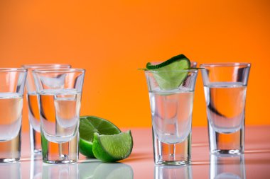 Cam turuncu zemin üzerine kireç dilim ile tekila shot