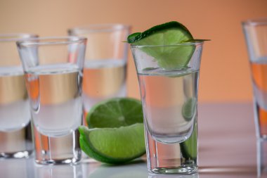 Cam turuncu zemin üzerine kireç dilim ile tekila shot