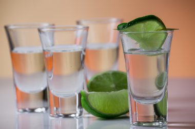 Cam turuncu zemin üzerine kireç dilim ile tekila shot