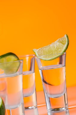 Cam turuncu zemin üzerine kireç dilim ile tekila shot
