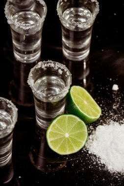 Siyah arka plan üzerine Limonlu tekila