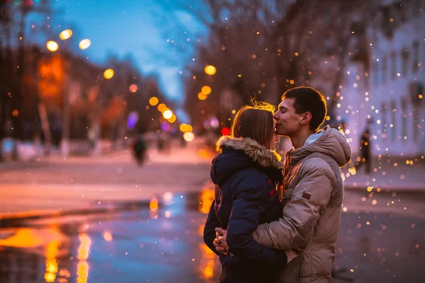 Milovníci sněhu kiss město — Stock fotografie