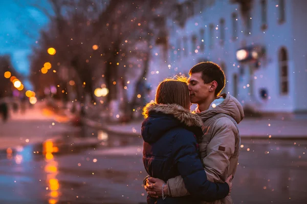 Los amantes de la nieve besan ciudad —  Fotos de Stock