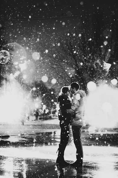 Любителі снігу цілують місто — стокове фото