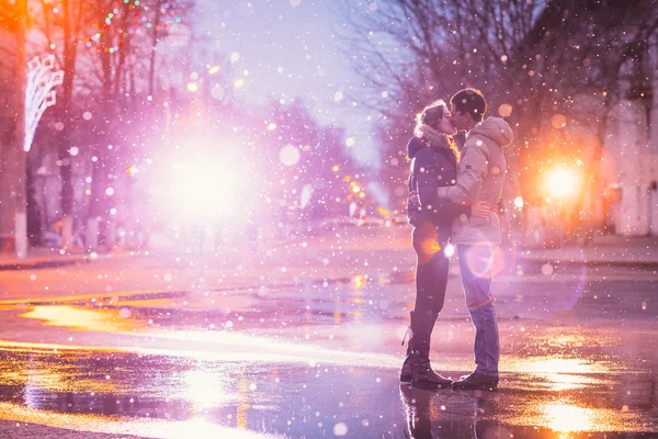 Amantes da neve beijar cidade — Fotografia de Stock