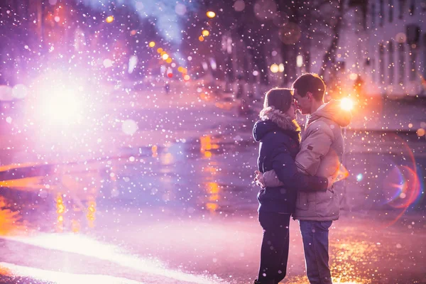 Gli amanti della neve bacio città — Foto Stock