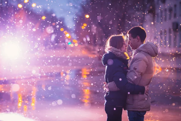 Los amantes de la nieve besan ciudad —  Fotos de Stock