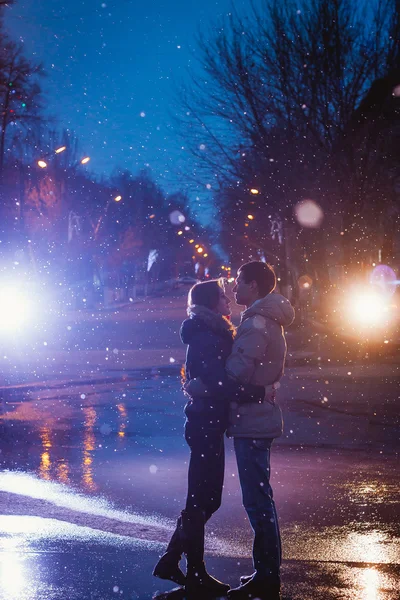 Снежные любовники целуют город — стоковое фото