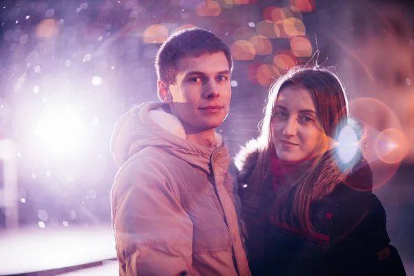 Portrait of young beautiful couple kissing in an autumn rainy day. — Stock Photo, Image