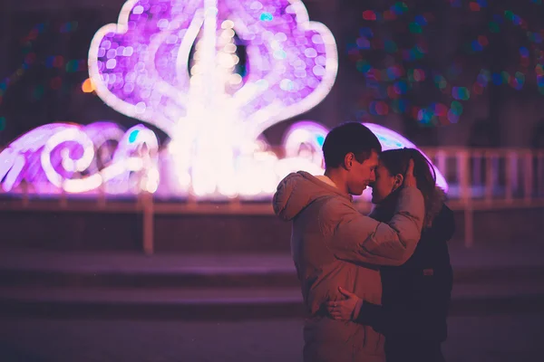 在秋天的雨天接吻的年轻美丽夫妇的肖像. — 图库照片