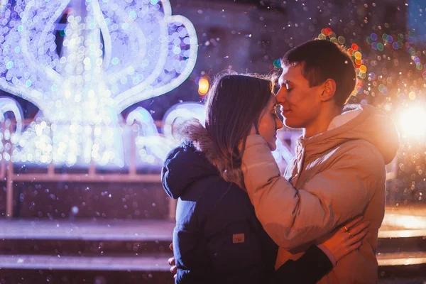 Portrait of young beautiful couple kissing in an autumn rainy day. — Stock Photo, Image