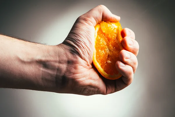 Ember drámai összenyomja a narancs. Fáradt a munka Conceptis. — Stock Fotó