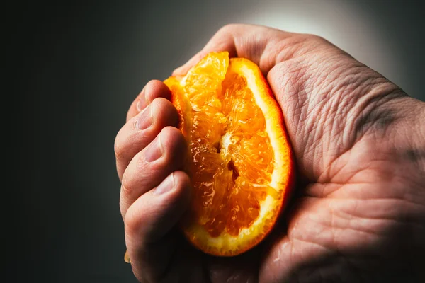 Man dramatiska kramar orange. Conceptis trött från jobbet. — Stockfoto