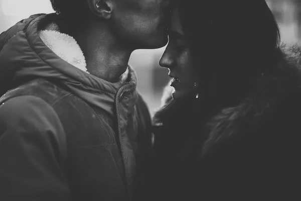愛のカップルのクローズ アップ画像は、男はキス女性です。フィルター instagram 白黒写真を使用. ストック画像