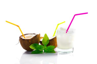 Pinacolada içecek nane yaprağı ile