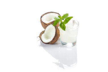 Pinacolada içecek nane yaprağı ile