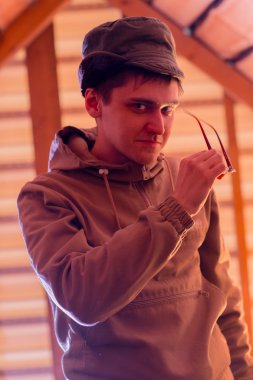 Mumlu giyen adam ceket tuval