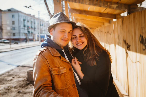 Ritratto di una bella coppia che passeggia per strada in estate, indossano il cappello — Foto Stock