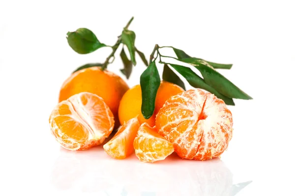 Mandarinen mit Blättern auf weißem Hintergrund — Stockfoto