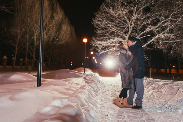 Jeune couple amoureux en plein air — Photo