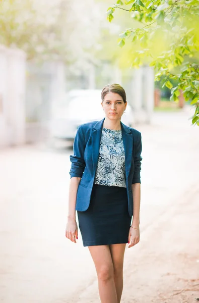 Portrait of beautiful young woman at outdoors — Stock Photo, Image