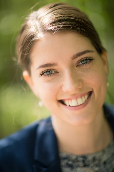 Portrait de belle jeune femme en plein air — Photo