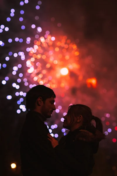 巨大な花火の表示の前にキス カップルのシルエット. ストック写真