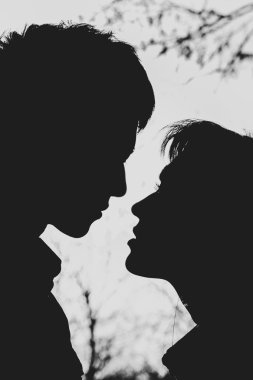 Romantik Çift birbirine bakarak profilleri