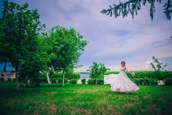 Gyönyörű menyasszony - lágy fókusz Vértes portréja — Stock Fotó