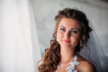 Şık lüks muhteşem gelin pencere karşı ayakta