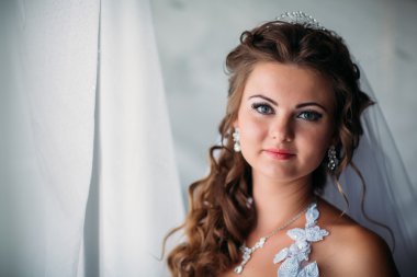 Şık lüks muhteşem gelin pencere karşı ayakta