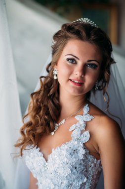 Şık lüks muhteşem gelin pencere karşı ayakta