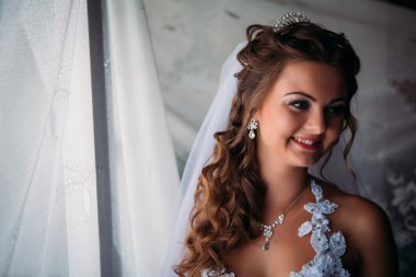 Şık lüks muhteşem gelin pencere karşı ayakta