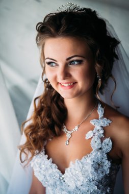 Şık lüks muhteşem gelin pencere karşı ayakta