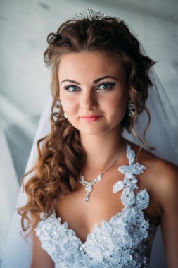 Şık lüks muhteşem gelin pencere karşı ayakta