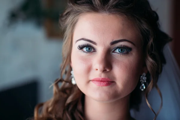 Elegante novia hermosa de lujo de pie contra la ventana — Foto de Stock